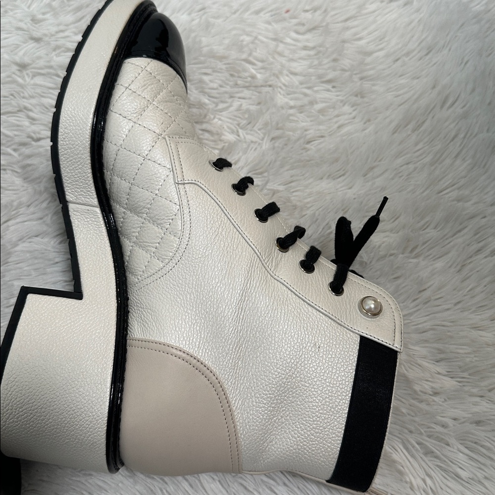 ❤️ AUTHENTIC! Chanel White Leather Lace Up Boots with Faux Pearl Detail - Picture 11 of 15